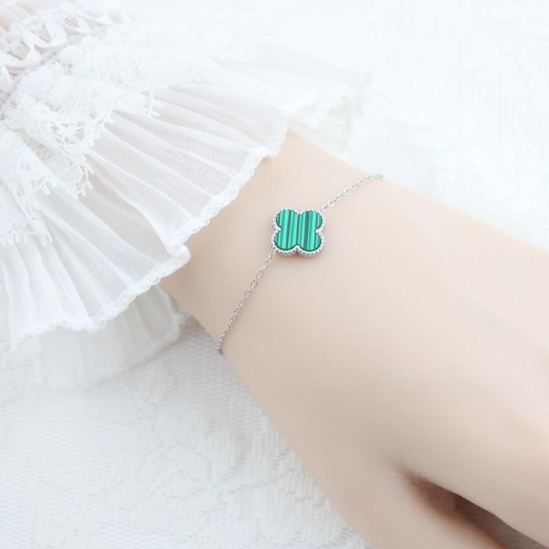 Этот стильный браслет из титановой стали с четырехлистным клевером — элегантный браслет для женщин, который никогда не тускнеет.