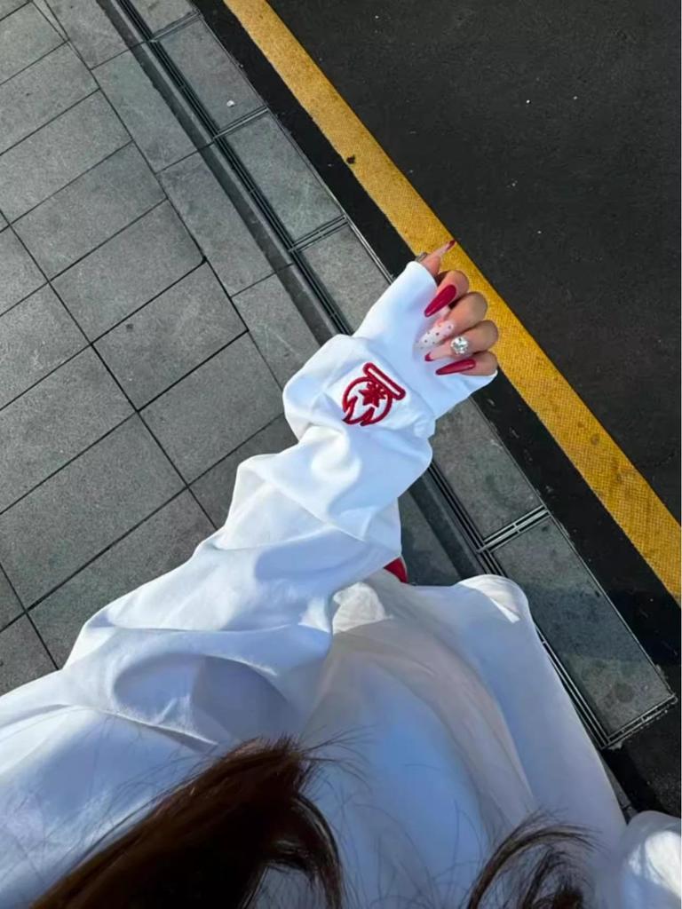 Женский худи с вышивкой "Маленькое пламя" - Осенне-зимний свободный топ с длинным рукавом в стиле стритстайл, парная одежда