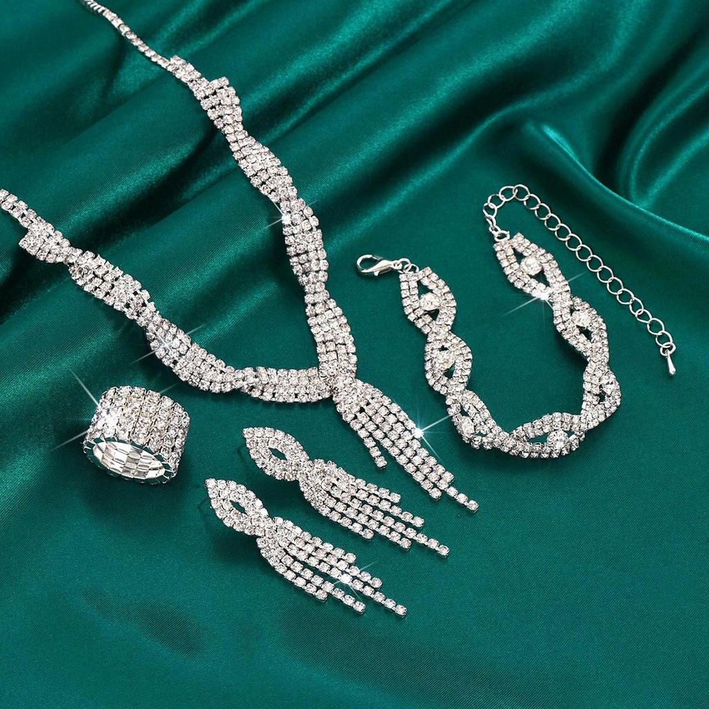 Серебряный комплект ювелирных изделий: Женские аксессуары для свадебной фотосессии с колье и серьгами в индивидуальной упаковке