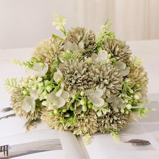 Шикарный букет искусственных цветов, не увядший, полный жизненной силы, создающий атмосферу