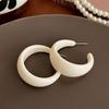 Серьги в красный горошек в стиле ретро в Гонконге: Игривый и элегантный дофаминовый импульс