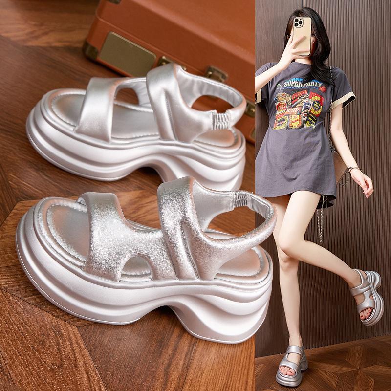 Женские сандалии на платформе 2025 лето новая мода повседневные уличные шлепанцы универсальные не устают ноги удобная обувь для увеличения роста
