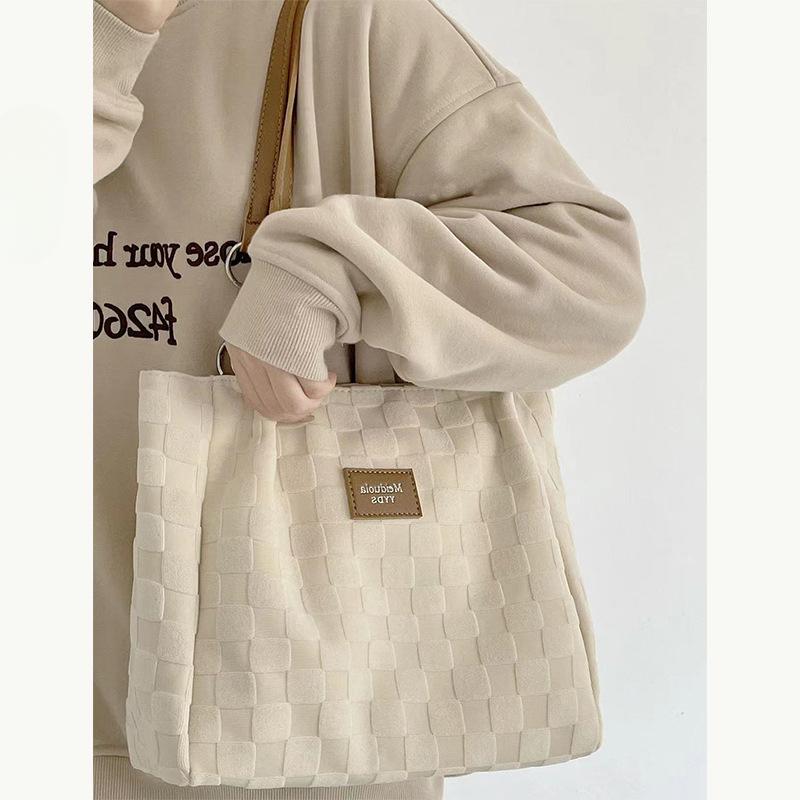 Большая вместительная сумка через плечо для женщин Ранняя осень Новая нишевая универсальная сумка для женщин Ручная сумка через плечо для женщин