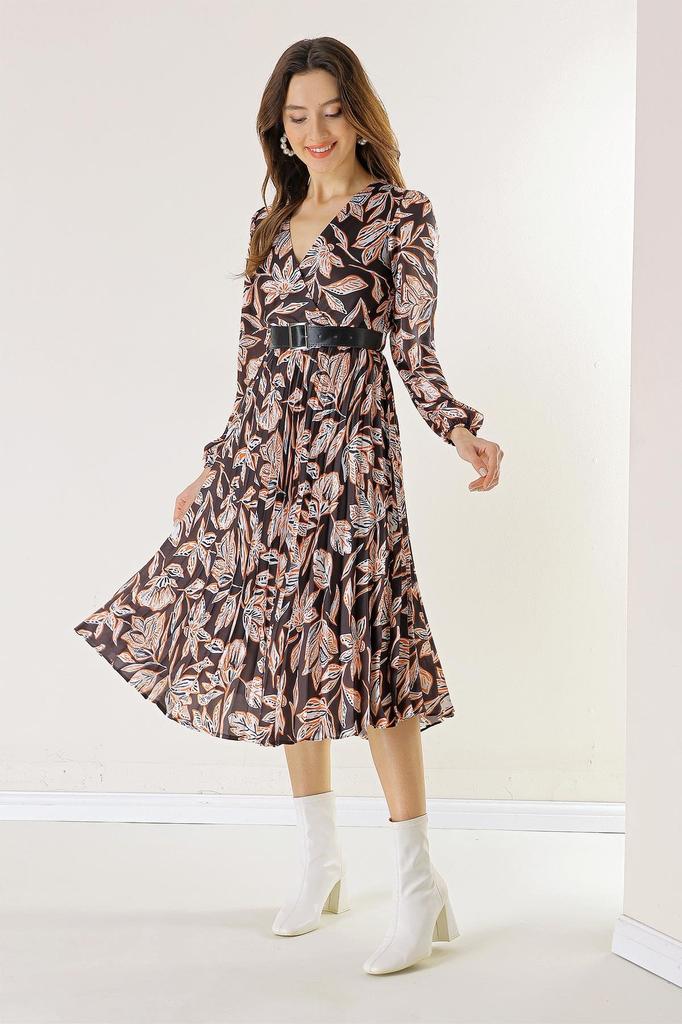 Двубортное плиссированное атласное платье с большим вырезом на талии и поясом на цветочной подкладке