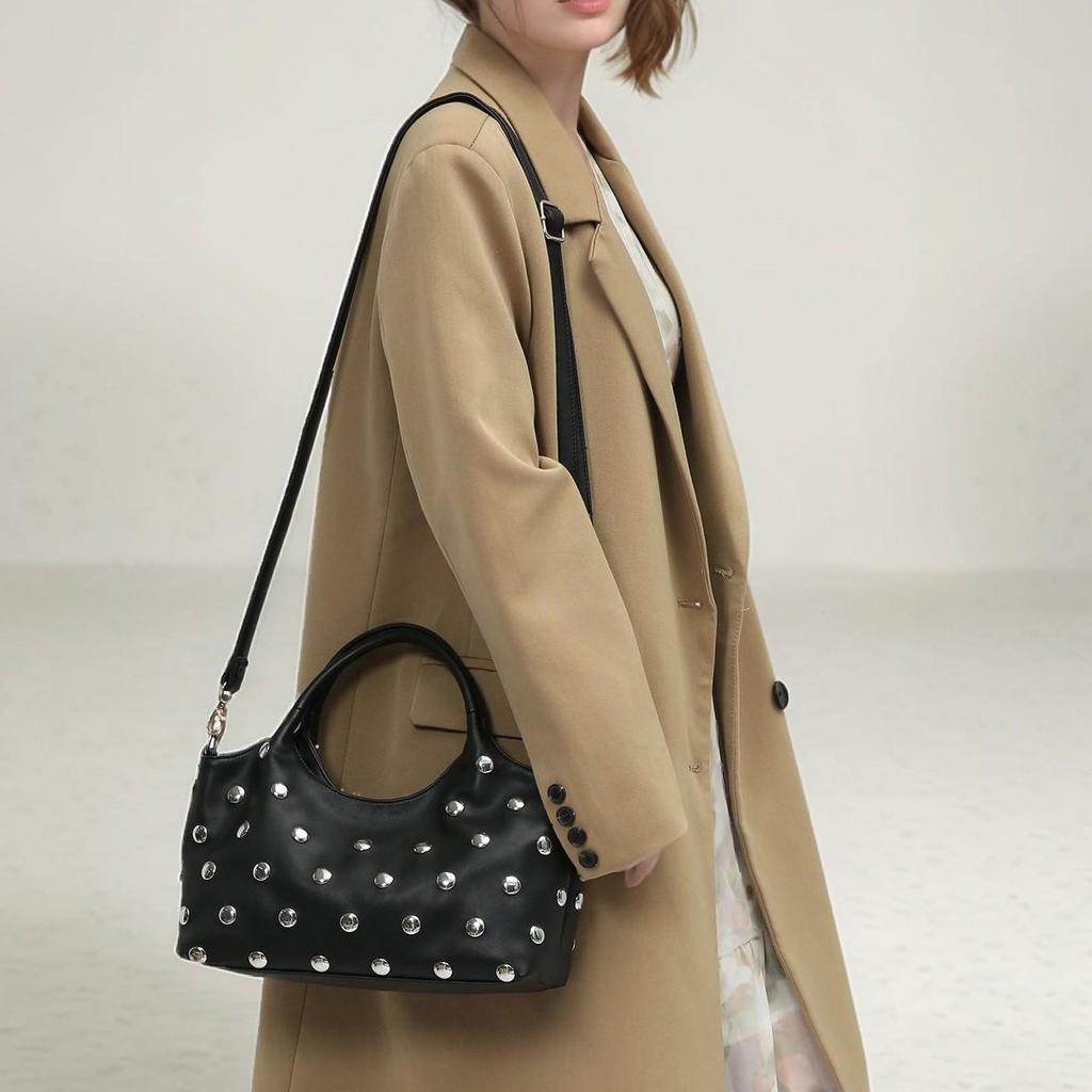 Трендовая минималистичная сумка на плечо с заклепками: Универсальная женская сумочка в винтажном стиле