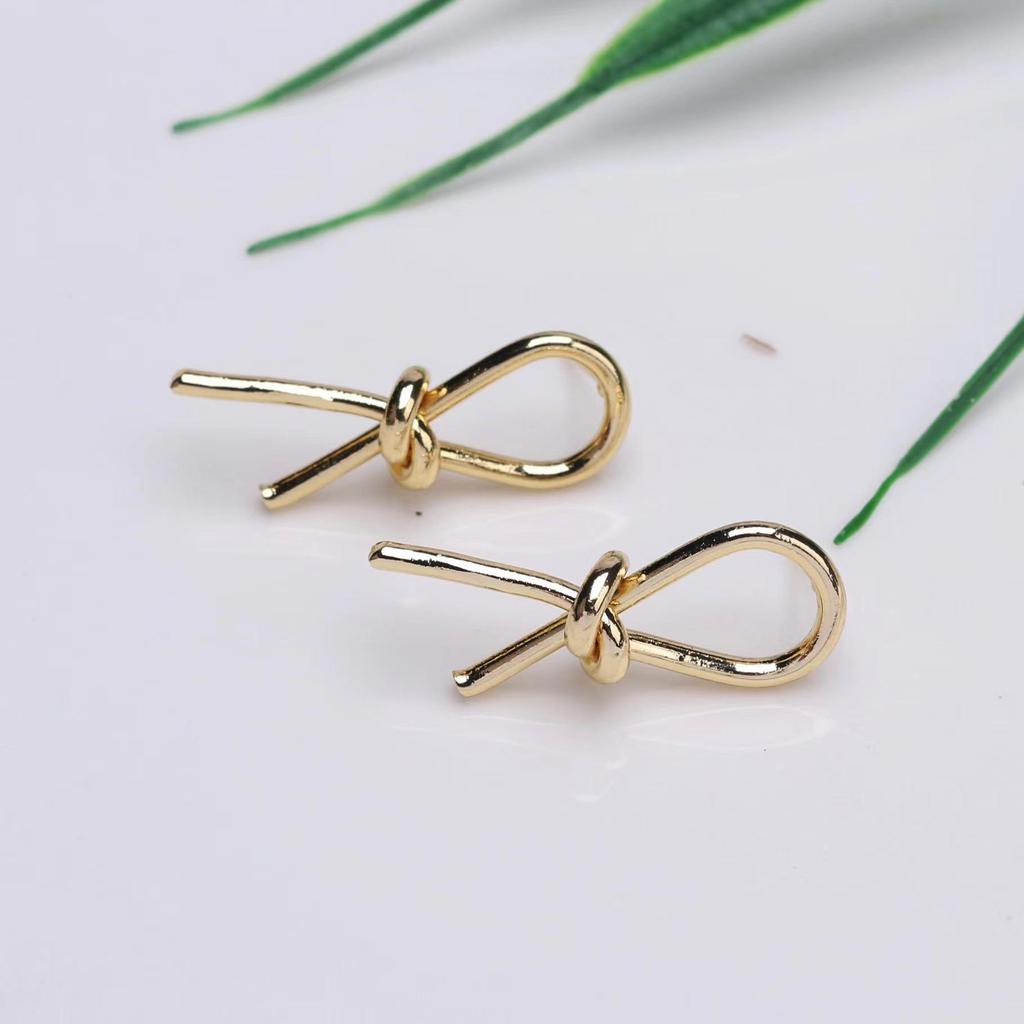 Новые серьги, простые металлические завязанные серьги Netflix, французские летние свежие и универсальные темпераментные серьги в стиле ретро