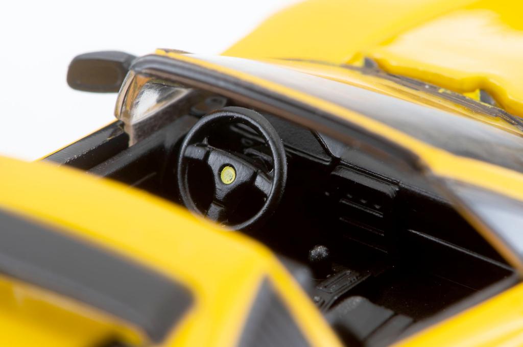 Tomica Limited Vintage Neo Ferrari 328 GTS Желтый Готовый продукт LV-N