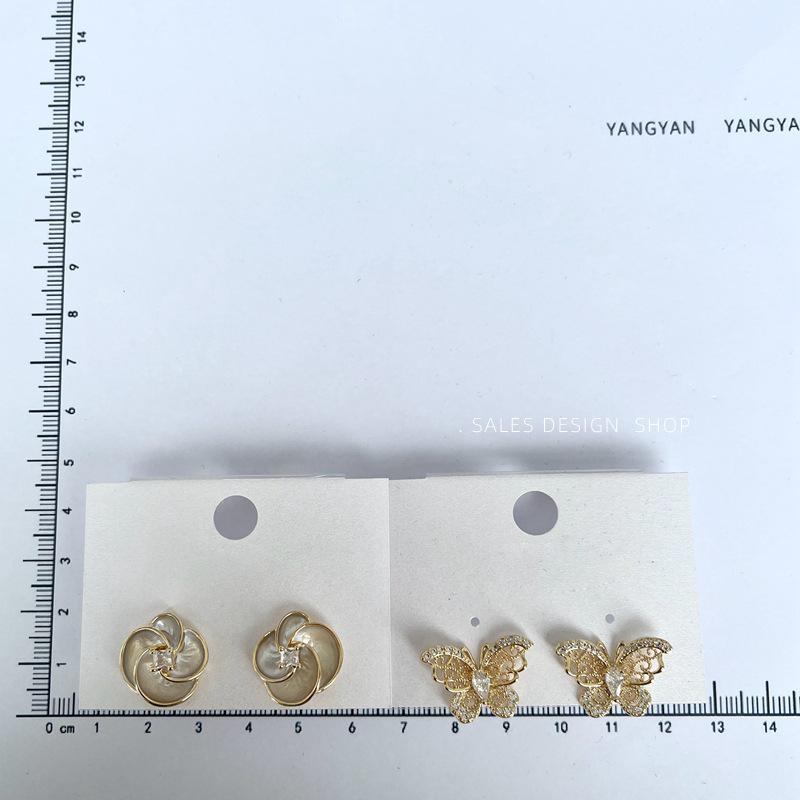 Осенне-зимние серьги-гвоздики 'Бабочка' с цирконами и эмалевыми цветами - Элегантные, Универсальные и Роскошные для Женщин