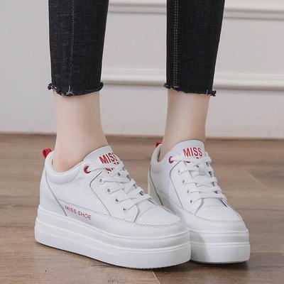 Женские белые кроссовки на платформе — корейский стиль 2020 года, натуральная кожа, увеличенная внутренняя высота, повседневный и универсальный дизайн
