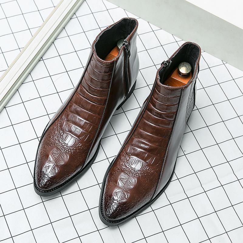 Высокие заостренные мужские ботинки челси с рукавами на молнии и высокими рукавами. Ретро и модная мужская обувь с крокодиловым принтом.