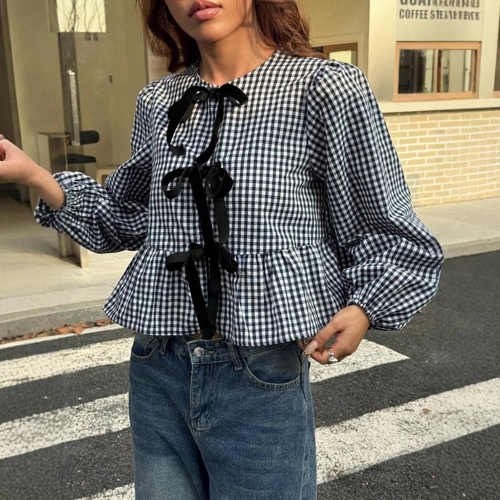 Черно-белая клетчатая блузка с длинным рукавом, галстуком-бабочкой и оборками по подолу