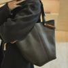 "2025 Retro Bucket Bag: Versatile, Large-Capacity Handbag for Autumn and Winter"