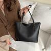 Сумка-тоут высокого класса однотонная Новая женская сумка Большая вместимость Сумка на плечо для поездок на работу Модная темпераментная сумка под мышкой