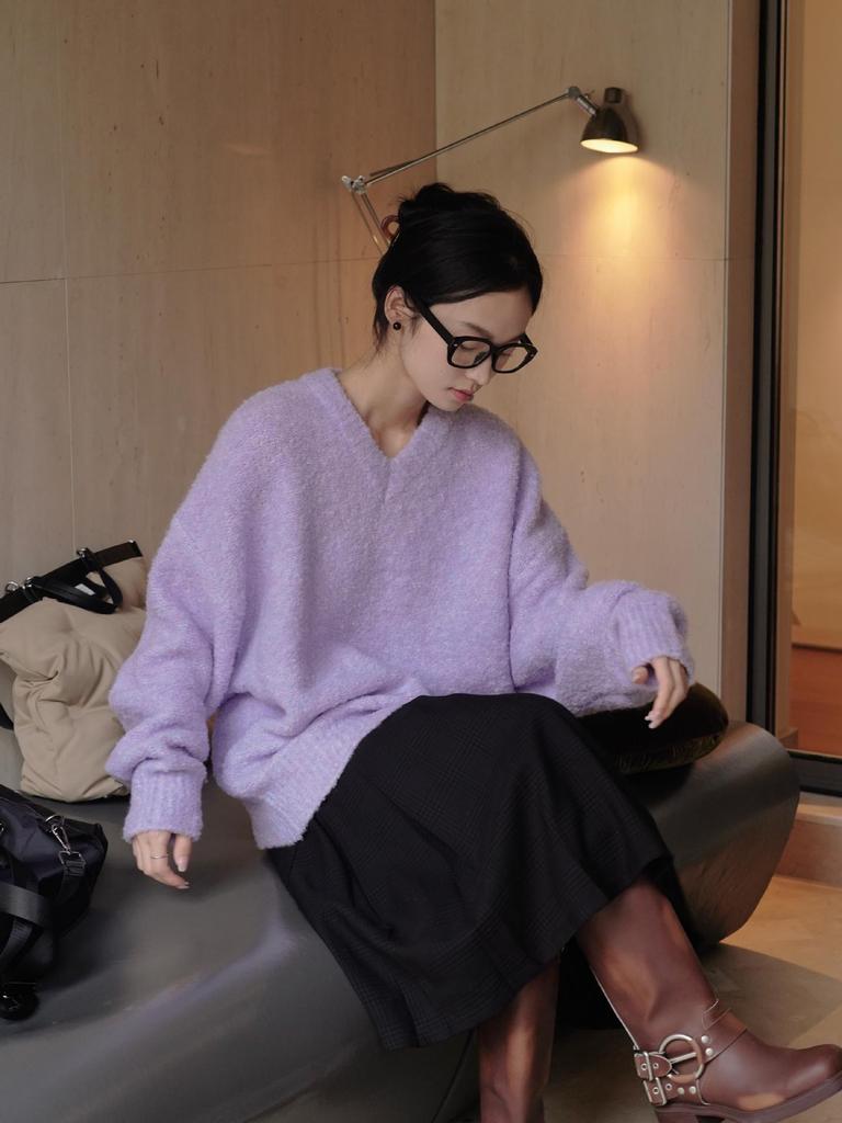 Louvre Уютный коричневый свитер с V-образным вырезом: Мягкий, свободный силуэт, идеально подходит для зимы