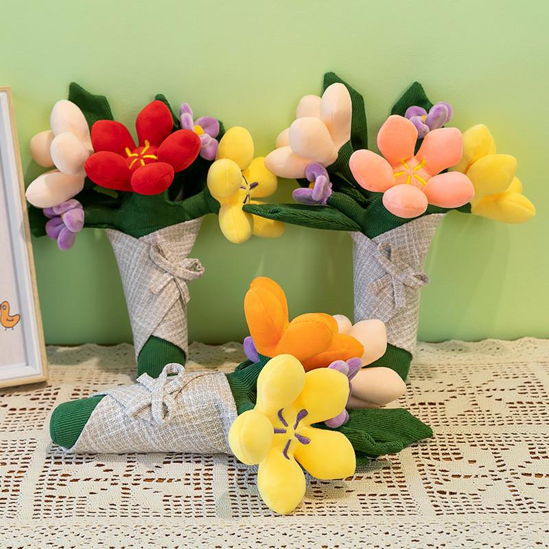 Милая плюшевая игрушка медведь с красивой цветочной композицией в оранжевых, розовых и красных оттенках