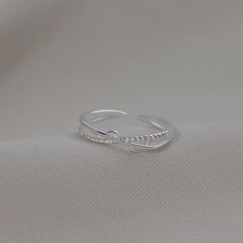 Элегантное кольцо с цирконием в форме креста и цветочной ветви: Модный дизайн с двумя открытыми линиями для женщин