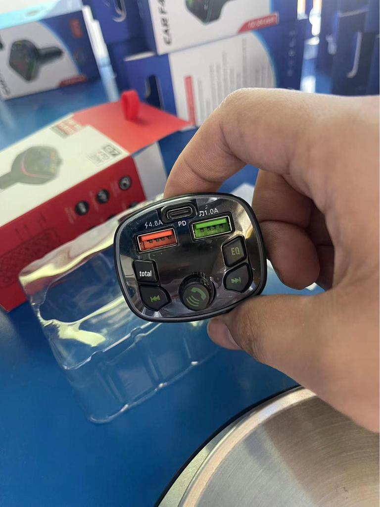 Автомобильный Bluetooth MP3-плеер с функцией громкой связи, голосовым вещанием, быстрой зарядкой PD и USB-накопителем.