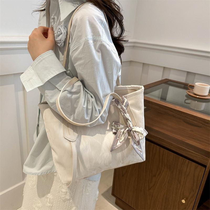 Fashionable City Style Tote Bag With Soft Structure And Interior Card Pockets For Daily Wear