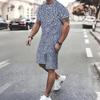 Мужской комплект из двух предметов: футболка с коротким рукавом и шорты с диагональной оранжево-желтой полосой и раздельной печатью