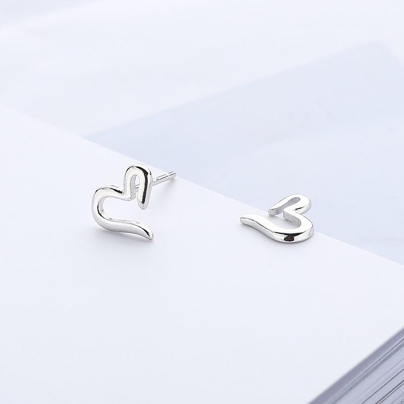 Love Stud Earrings Femininity Cute Hollow Peach Heart Shaped Ear Jewelry Small Japanese and Korean Version Niche Design Accessories