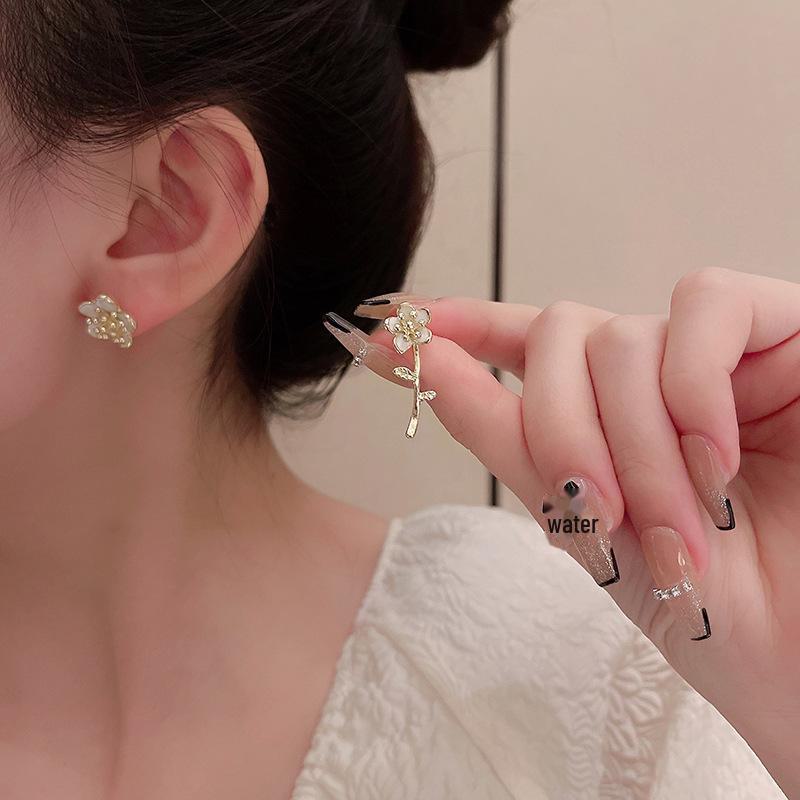 Корейские асимметричные серьги-цветы из серебра 925 пробы — элегантный и модный дизайн