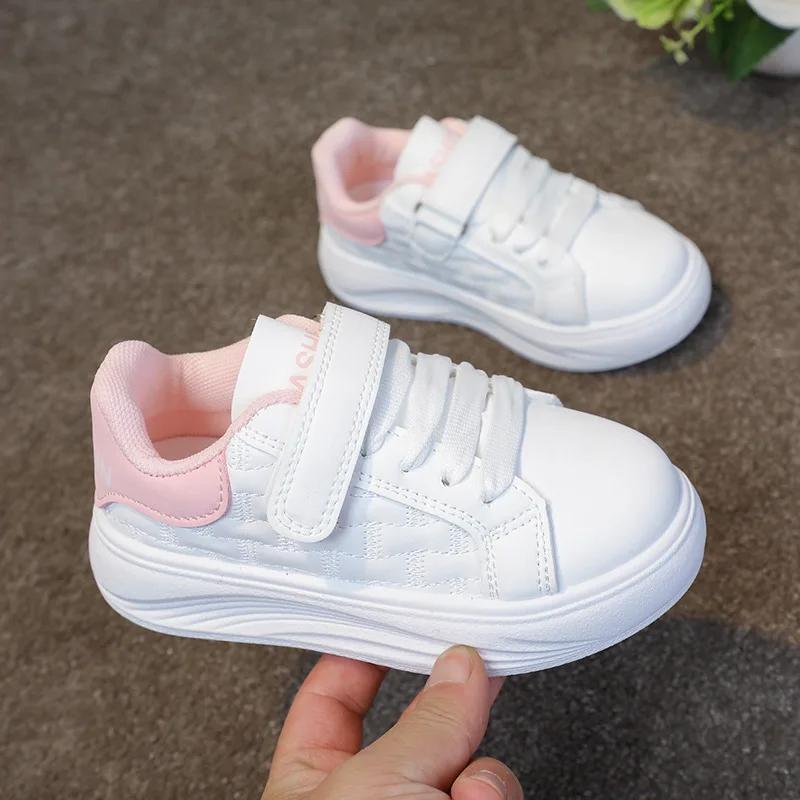 2024 Детские маленькие белые туфли для девочек и мальчиков, осенние новые модные корейские кроссовки с мягкой толстой подошвой, нескользящие, удобные