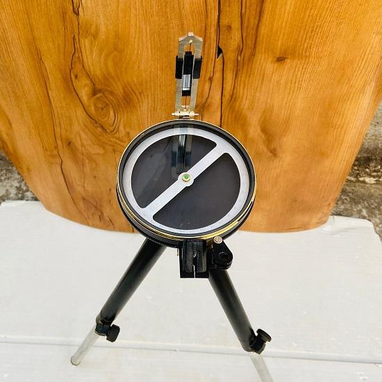 Старинный старинный латунный компас Морской геодезический компас Рабочий ручной работы с регулируемым штативом Призматический компас Алюминий, корпус из латуни