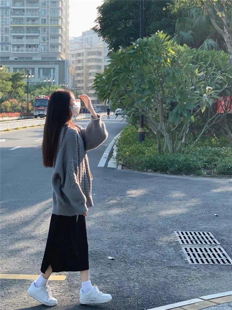 Осенне-весенний антивозрастной комплект свитера крупной вязки и юбки миди в солевых тонах в гонконгском стиле