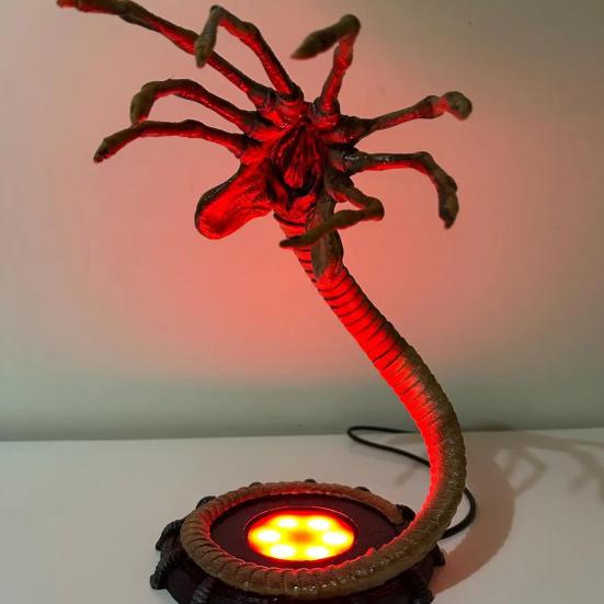 LED Facehugger Night Light Scary Alien Claws Twinkle Light Horror Light Up Facehugger Figurine Table Lamp for Home Bedroom Halloween Indoor Decor