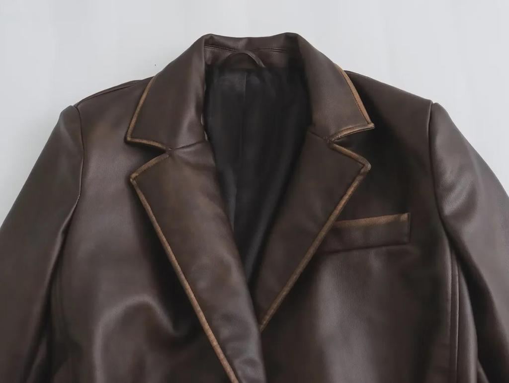 Женский плащ средней длины из искусственной кожи с потертостями, осень 2023 г.