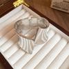 Элегантный геометрический плиссированный браслет: Изысканные ювелирные изделия для рук для женщин