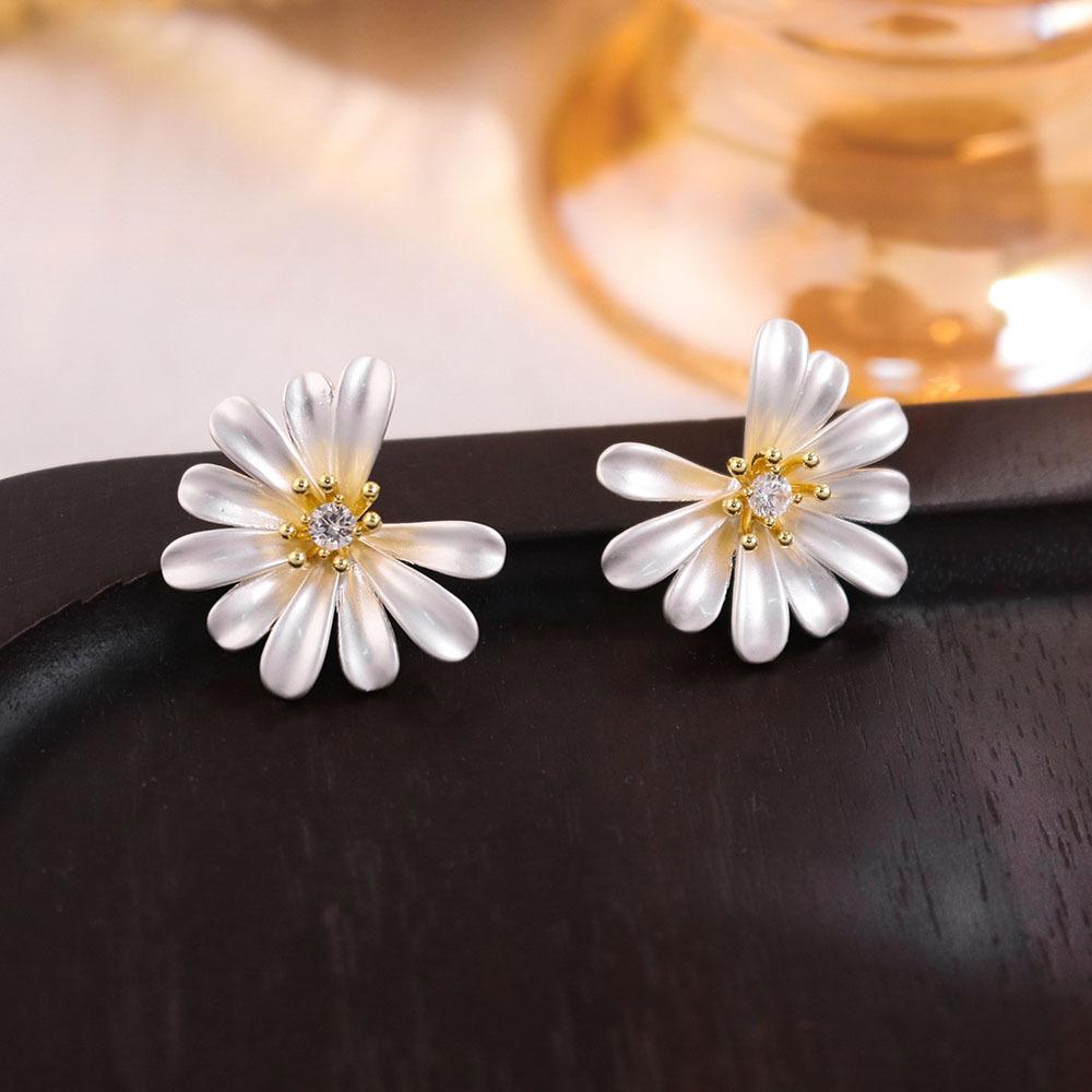 Light Luxury Exquisite Micro-inlaid Zircon Flower Earrings Elegant High-end Pearl Stud Earrings Niche Design Temperament Earrings