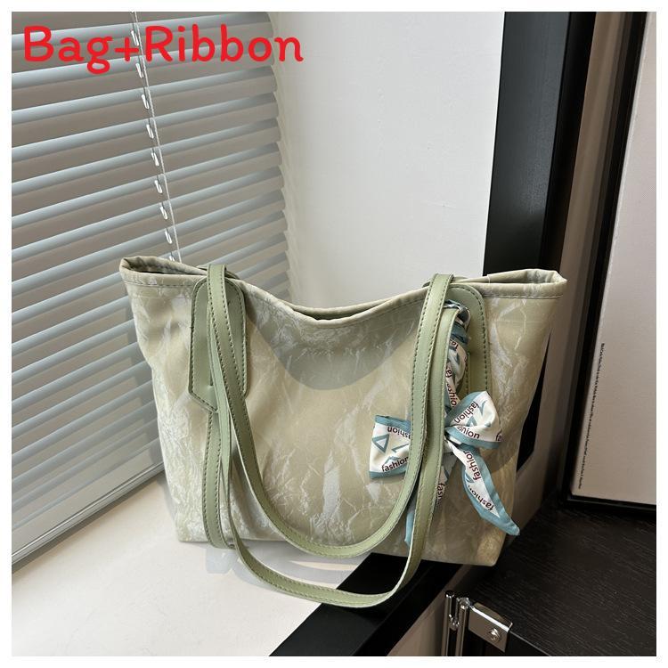 Fashionable City Style Tote Bag With Soft Structure And Interior Card Pockets For Daily Wear