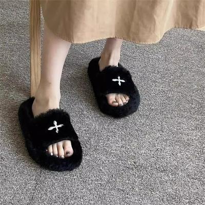 Повседневные пушистые тапочки на толстой подошве для женской осенне-зимней носки 2025 новый трендовый повседневный универсальный моп-перекресток на плоской подошве