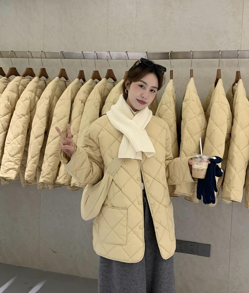 Женская куртка-пуховик с круглым вырезом и ромбами, с шарфом, новая зимняя легкая и тонкая свободная куртка из белого утиного пуха с сумкой.