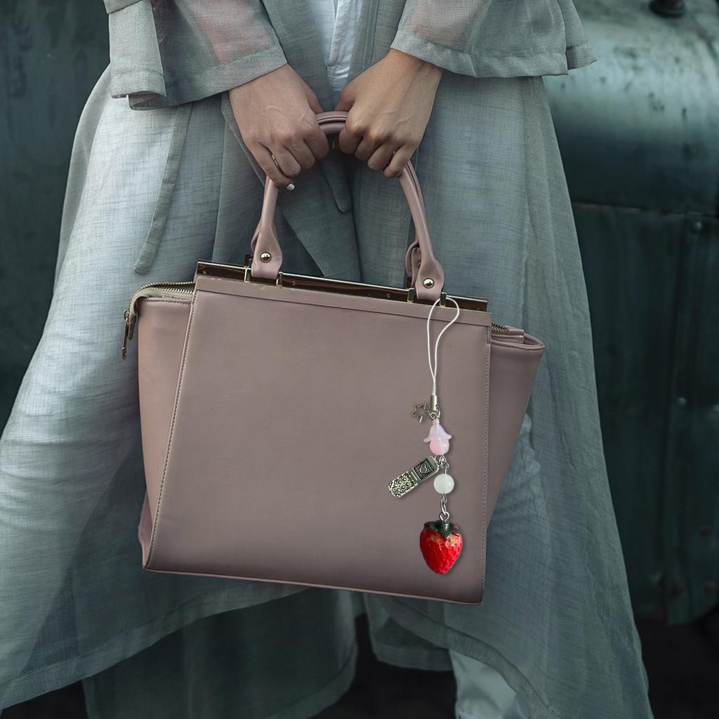 Стильный шнурок для телефона из бусин с подвеской-клубничкой, брелок, съемный шарм для телефона, кольцо для ключей, портативный аксессуар для женщин