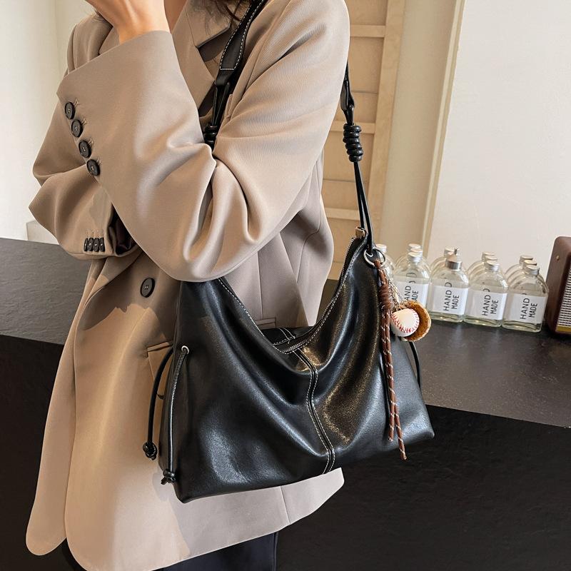 Однотонная сумка кроссбоди подмышку 2025 новая сумка-тоут повседневная для работы большая вместительность на плечо