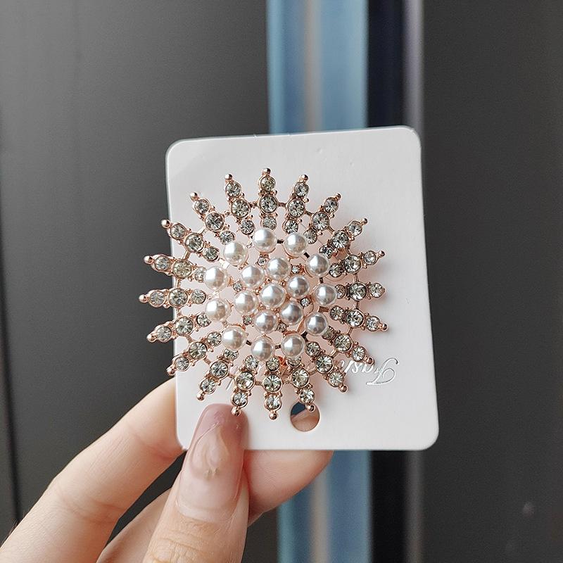 New Shiny Creative Rhinestone Petal Brooches For Women Luxury Designer Brooch Pin Fashion Dress Accessories Jewelry Gifts