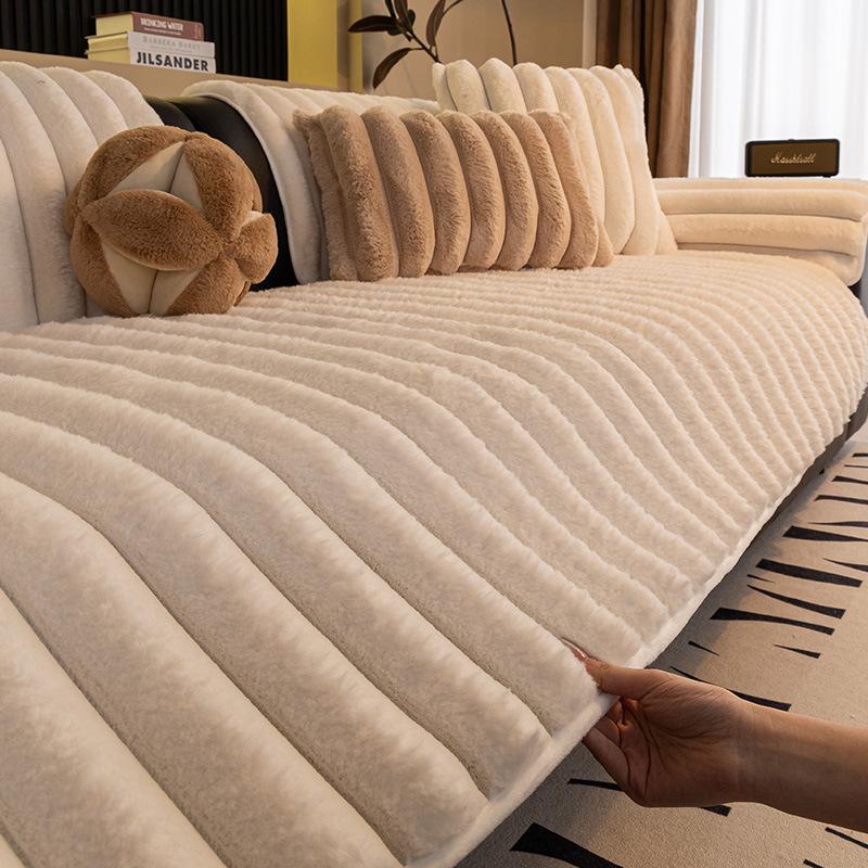 Зимний чехол на диван Новый утолщенный нескользящий чехол на сиденье кремового цвета Ветрозащитный чехол высокого качества Подушка для дивана из кроличьего плюша