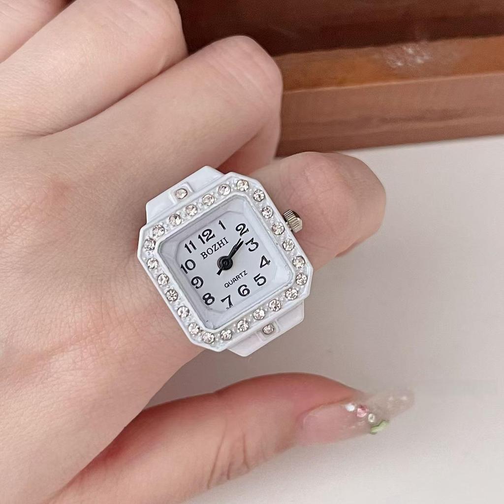 Кварцевые часы-кольцо со стразами и металлическим эластичным браслетом