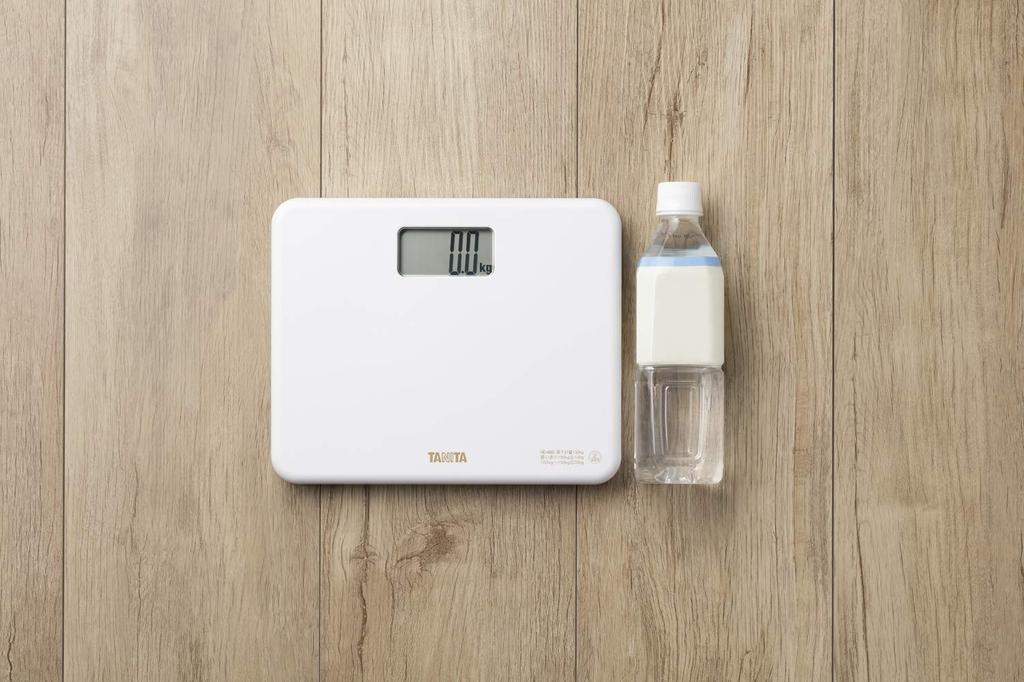 Компактные весы Tanita WH включаются, когда вы встаете на весы размера B5 HD-660, Белые, это, Прибл.