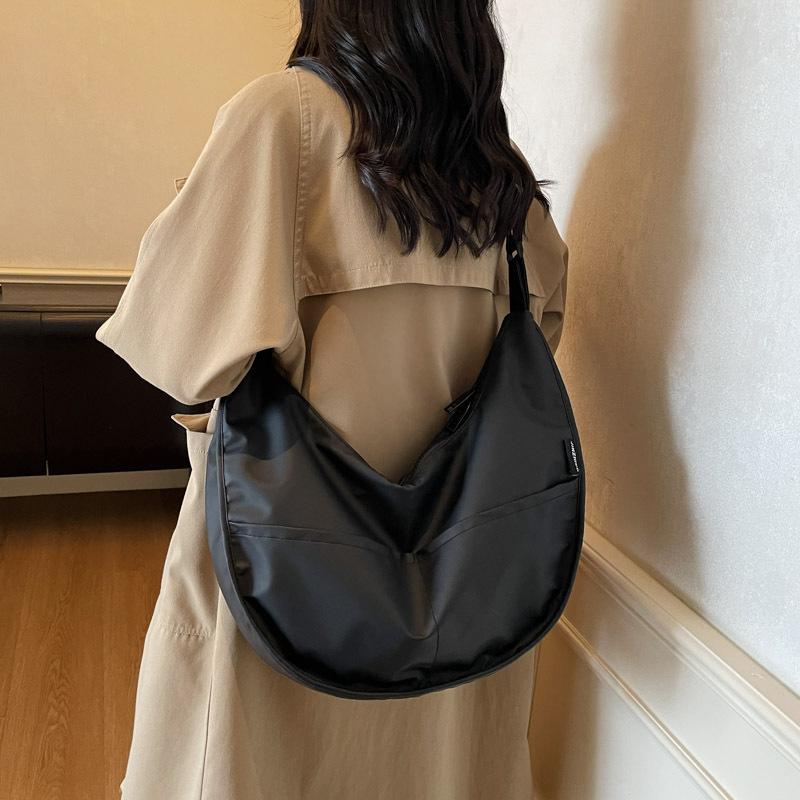 Сумка-пельмень, корейская версия модной нишевой женской сумки через плечо для通勤, японская однотонная маленькая свежая новая повседневная сумка кроссбоди