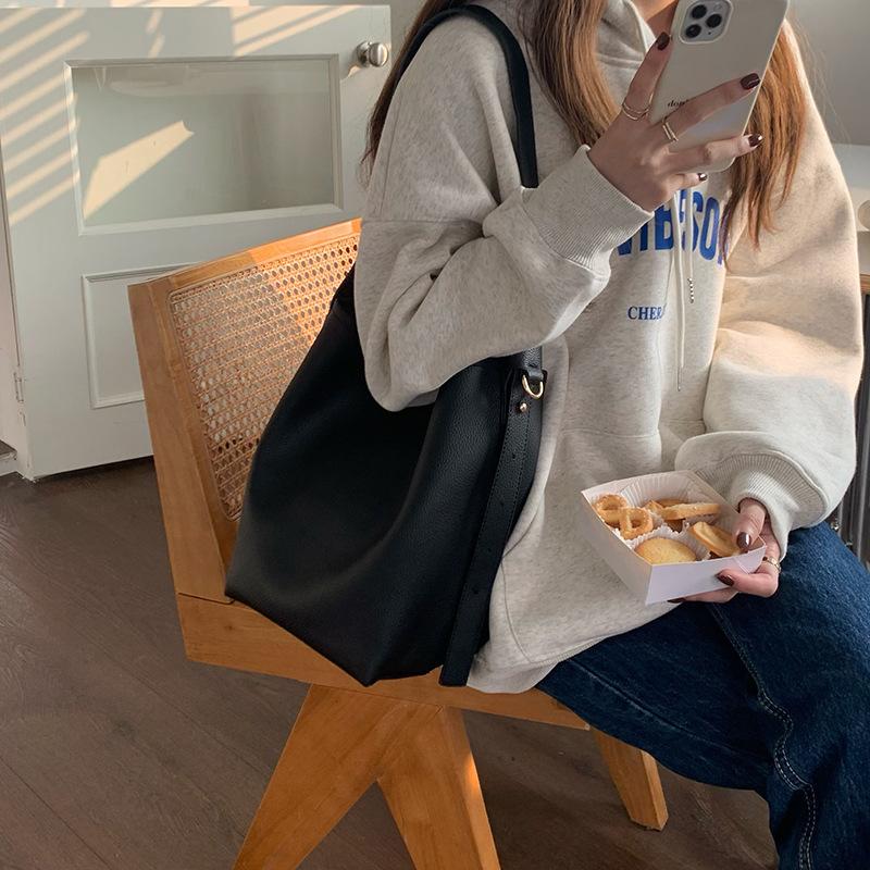 Текстурированная большая сумка для женщин, новая модная сумка через плечо на одно плечо для работы и поездок на работу, большая вместимость, мягкая кожаная сумка-ведро