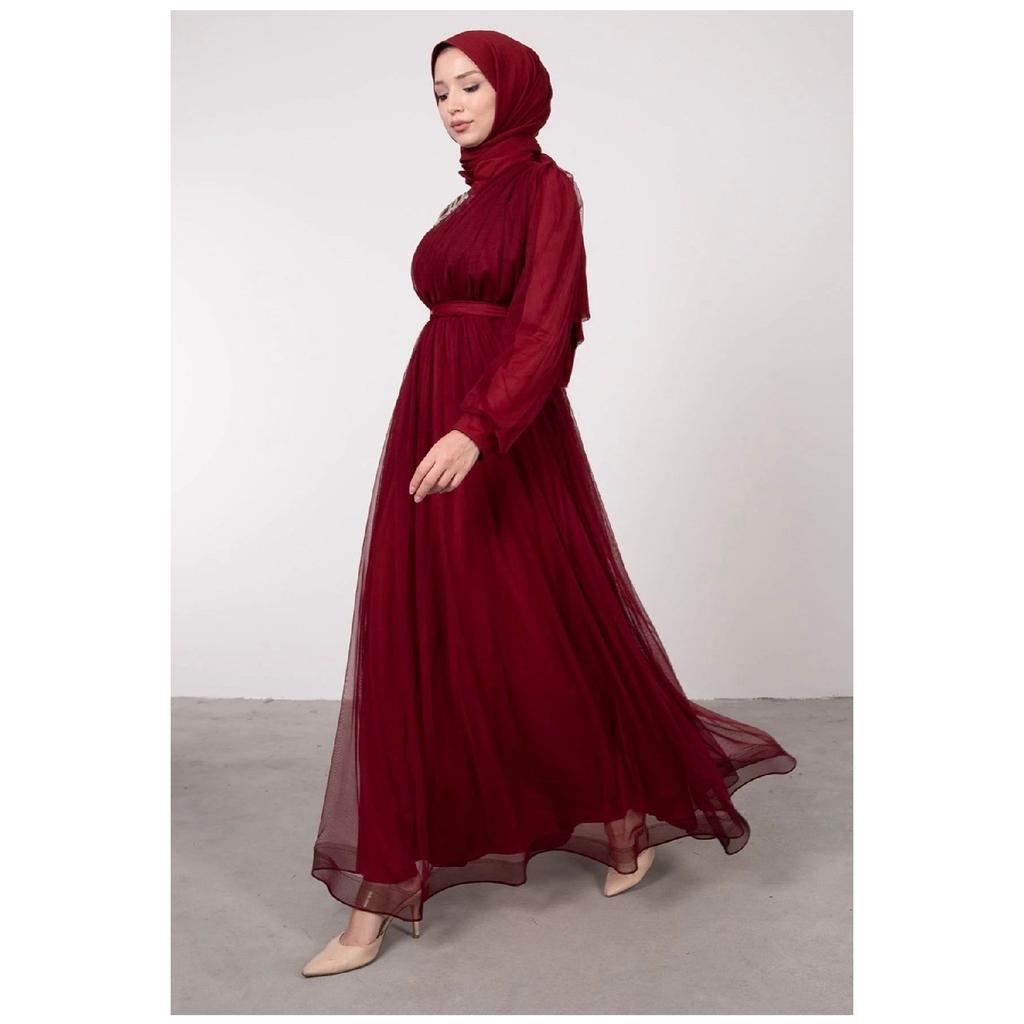 Вечернее платье из тюля с драпировкой и поясом, с каменной отделкой спереди