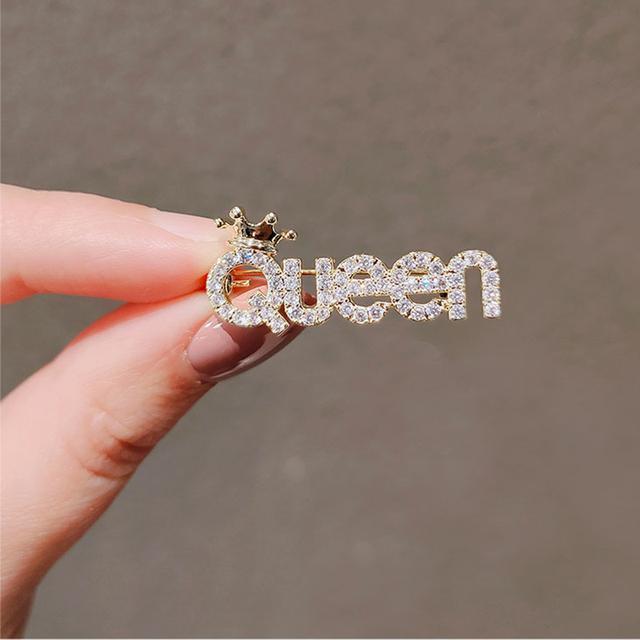 Платье Брошь Королева Буква Брошь Женщины Король Любовь Стразы Кристалл Английский Алфавит Металлические Булавки Милые Ювелирные Изделия Аксессуары Подарок