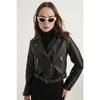 Женская черная кожаная куртка на молнии с деталями