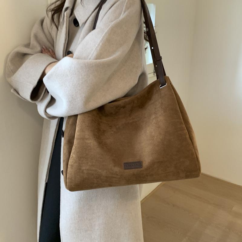 Вместительная ретро-сумка женская осенне-зимняя универсальная 2025 новая повседневная на плечо подмышку сумка-тоут для поездок на работу