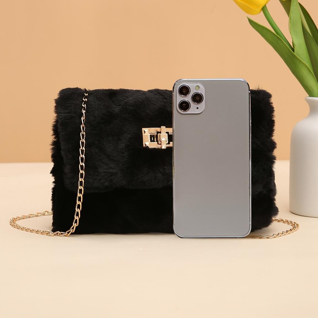 Легкая повседневная сумка кроссбоди из искусственного меха с цепочкой и застежкой-турникетом. Пушистая мягкая сумка-мессенджер через плечо. Съемный ремешок и нейлоновая подкладка.