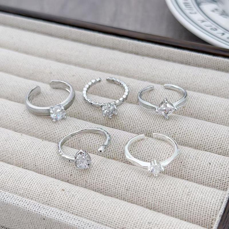 Нежный характер Одиночный бриллиант Простое кольцо с бриллиантом Открытое кольцо Женское Кольцо на указательный палец для работы Нишевый дизайн Чувство стиля
