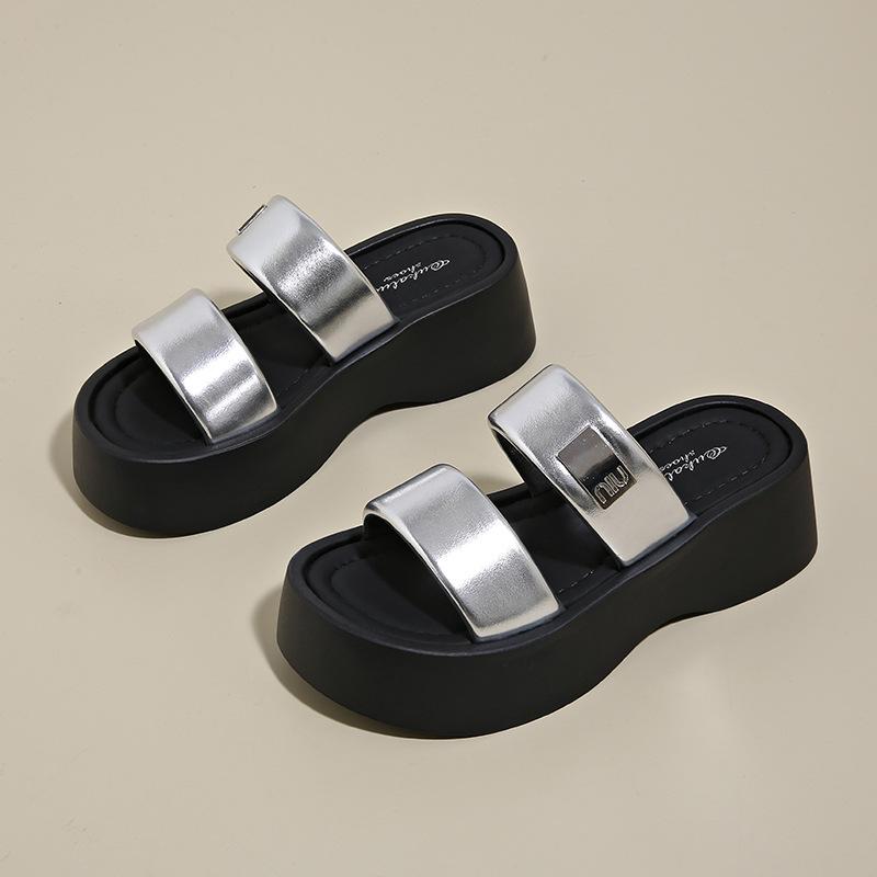 Наступая на дерьмовый маффин толстая подошва красивые крутые тапочки женские лето 2025 новые с юбкой супер огонь пляжные шлепанцы на одной подошве для улицы